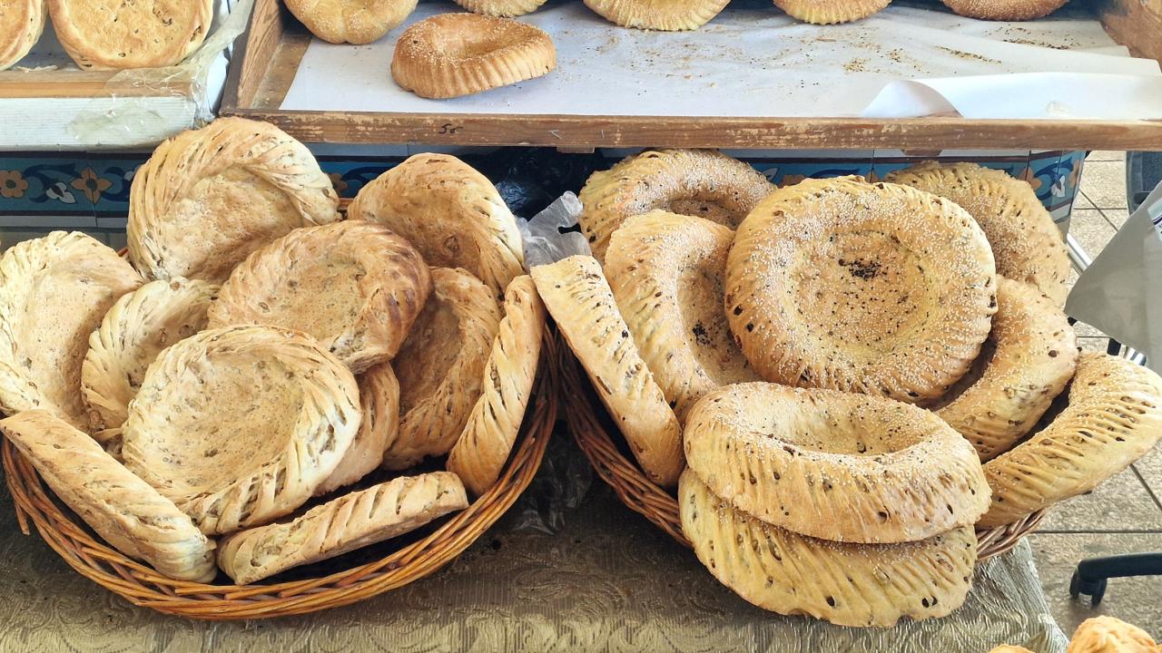 Özbekistan da iftar sofralarının vazgeçilmezi  patır ekmeği 